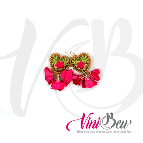 Aretes Corazón Bordado con Flores de Tela