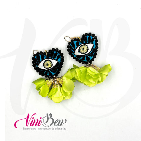 Aretes Corazón Bordado con Flores de Tela