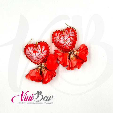 Aretes Corazón Bordado con Flores de Tela