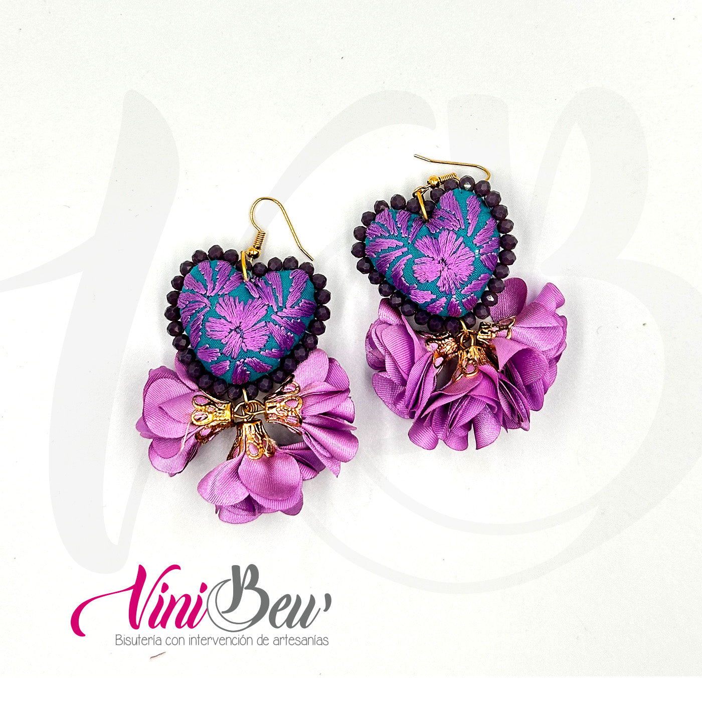 Aretes Corazón Bordado con Flores de Tela