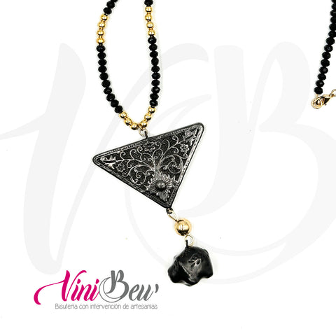 Collar Barro Negro Triángulo