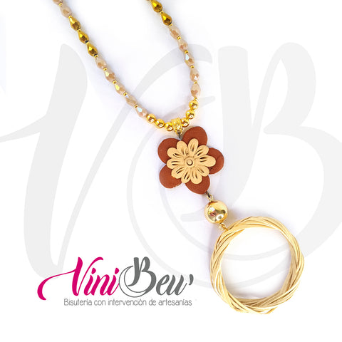 Collar Flor de Barro Rojo con Carrizo