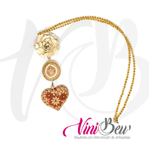 Collar Corazón de Barro Rojo con flor de palma